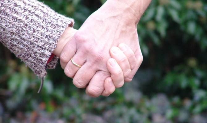 xanypsi-hold-hands-2159694_1920
